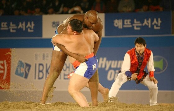 본문 이미지 - 미국인 '거구' 씨름꾼 커티스 존슨이 한국에서 천하장사 씨름대축제 참가를 준비 중이다.ⓒ News1스포츠 / 대한씨름협회 제공