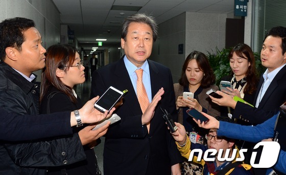 김무성 새누리당 대표가 21일 오후 서울 여의도 국회 의원회관으로 들어서며 취재진의 질문에 답하고 있다. 이날 청와대는 김 대표의 