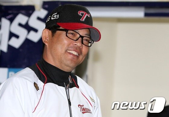 본문 이미지 - 양상문 LG 감독이 24일 잠실구장에서 열리는 준플레이오프 NC와의 3차전에 앞서 각오와 단기전에 대한 견해에 대해 언급했다.  ⓒNews1 DB