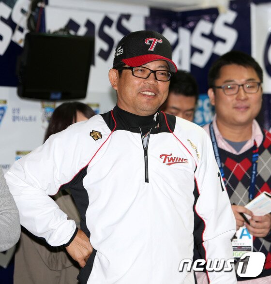 본문 이미지 - 양상문 LG 감독이 30일 잠실구장에서 열린 플레이오프 넥센과의 3차전에 앞서 가진 인터뷰에서 해설위원 시절 LG를 4강 후보로 꼽은 이유에 대해 말했다. ⓒNews1 DB