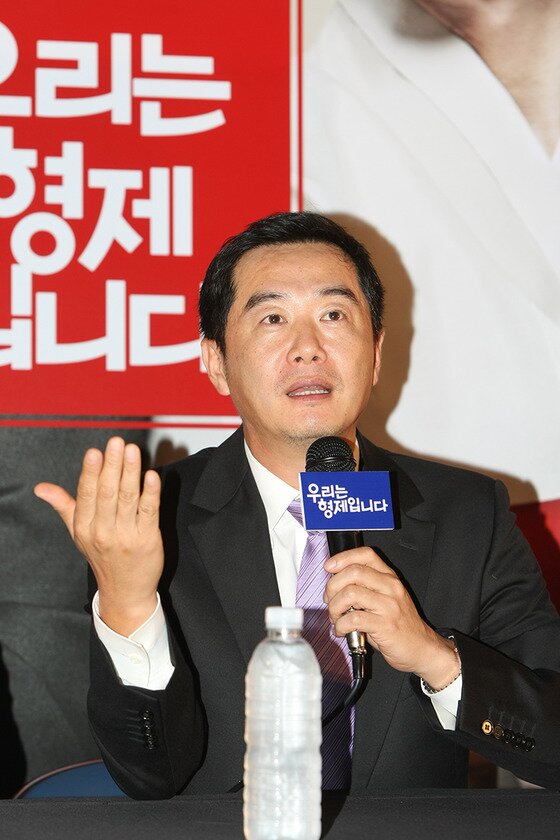 본문 이미지 - 장진 감독이 &acute;우리는 형제입니다&acute;에 출연했지만 편집된 배우들을 위해 DVD를 제작하고 있다고 밝혔다. ⓒ 쇼박스(주)미디어플렉스 제공