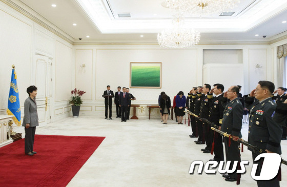 박근혜 대통령, 군 장성 수치 수여식 참석