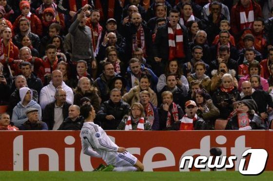 본문 이미지 - 크리스티아누 호날두가 23일(한국시간) 영국 리버풀의 안필드에서 열린 리버풀과의 2014-2015 유럽축구연맹 챔피언스리그 B조 경기에서 골을 터트린 뒤 세리머니를 하고 있다. 이 골은 호날두의 챔피언스리그 통산 70번째 득점이었다. ⓒ AFP=News1