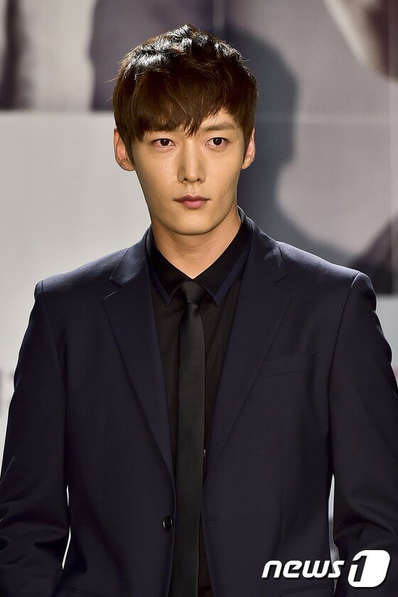 본문 이미지 - 배우 최진혁이 새로운 소속사에 둥지를 틀고 연기 복귀에 나선다. ⓒ News1star DB