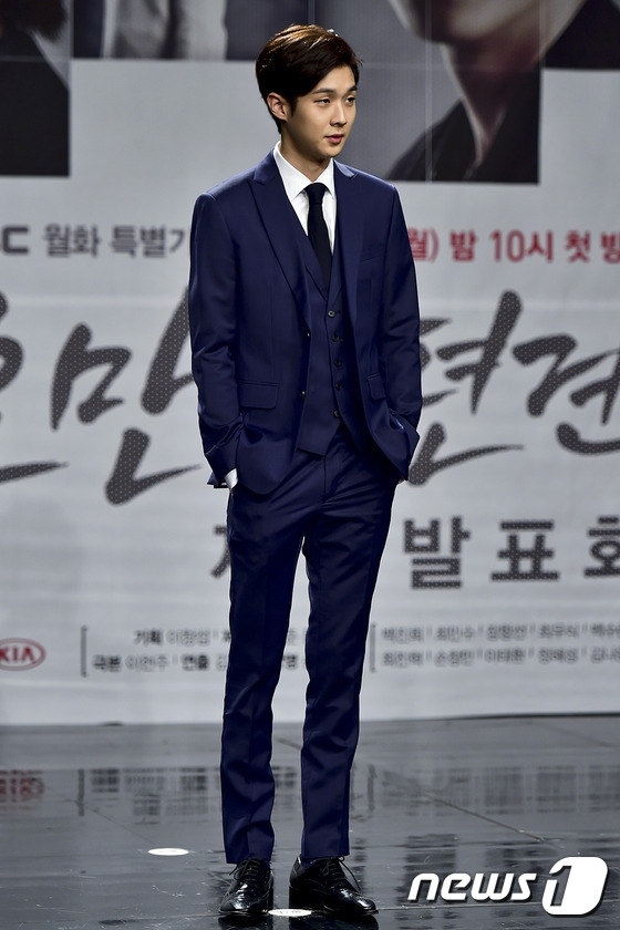 (서울=뉴스1스포츠) 김진환 기자 = 배우 최우식이 23일 오후 서울 MBC 센터 상암 신사옥에서 열린 월화드라마 '오만과 편견' 제작발표회에 참석해 매력을 발산하고 있다. '오만 …