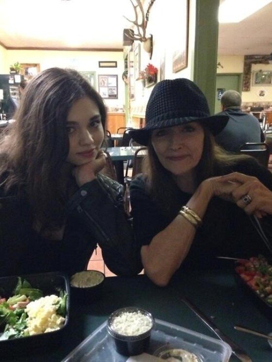 본문 이미지 - 영화배우 올리비아 핫세가 딸 인디아 아이슬리와 함께 찍은 사진을 공개했다. ⓒ 올리비아 핫세 트위터