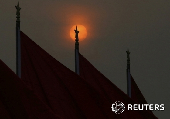 베이징 인민대회당에 걸린 중국 국기.ⓒ로이터=뉴스1