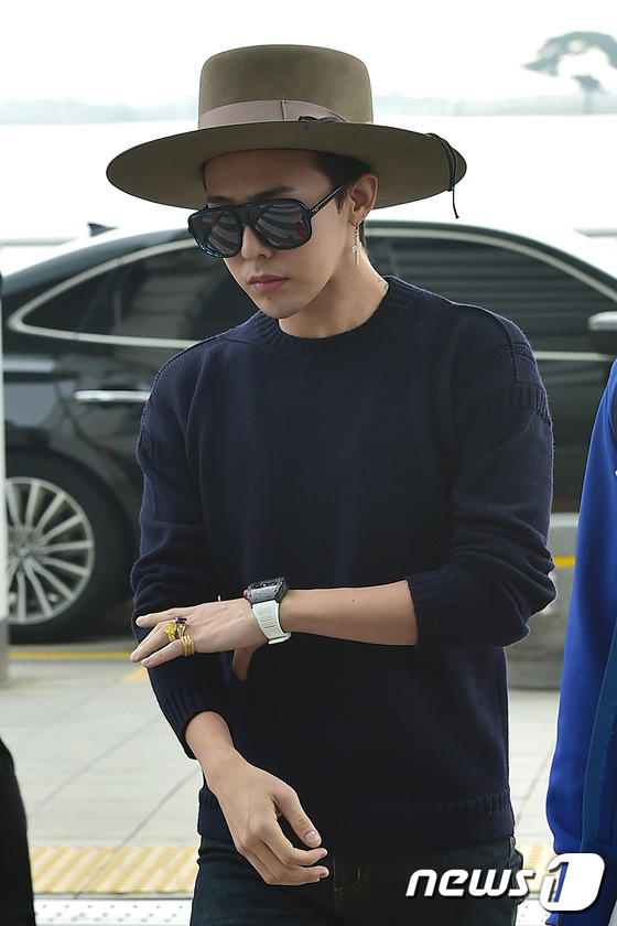 (인천공항=뉴스1스포츠) 김진환 기자 = 빅뱅의 지드래곤이 24일 오전 콘서트 참석 차 인천국제공항을 통해 마카오로 출국하고 있다.