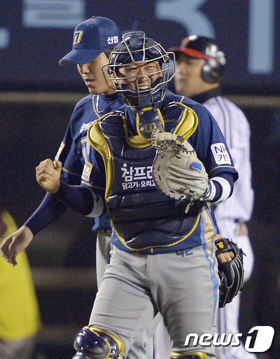 본문 이미지 - 김태군이 30일 한국야구위원회(KBO)에서 공시된 골든글러브 포수 부문 후보가 되면서 삼성의 이지영, 두산의 양의지와 함께 경쟁하게 됐다. ⓒ News1 DB
