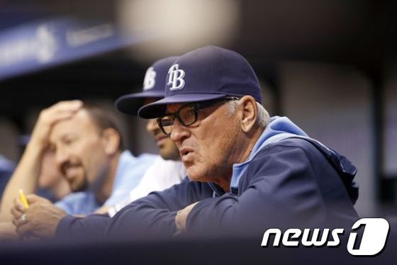 본문 이미지 - 탬파베이는 9년간 팀을 이끌어온 조 매든 감독이 25일(한국시간) 팀을 떠난다고 밝혔다. 일주일 전만 해도 "탬파베이에 남고 싶다"는 뜻을 전했던 매든 감독의 갑작스러운 결정에 관심이 쏠리고 있다. ⓒ AFP=News1