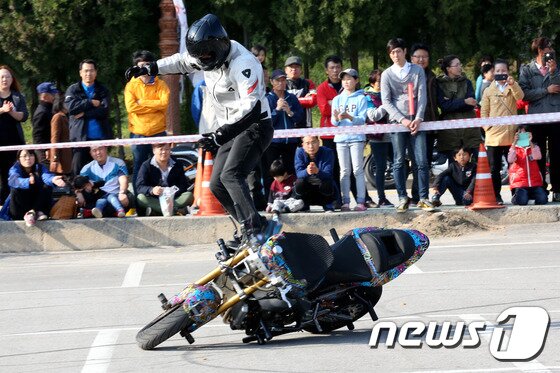 본문 이미지 - 제1회 인제바퀴축제.(사진 인제군청 제공) 2014.10.25/뉴스1 ⓒ News1 서근영 기자