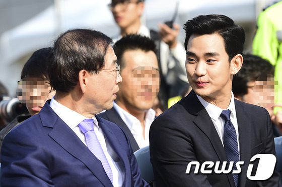 (서울=뉴스1스포츠) 김진환 기자 = 배우 김수현이 25일 오후 서울 동대문디자인플라자(DDP)에서 서울시 홍보대사 위촉식에서 박원순 서울시장(왼쪽)과 대화를 나누고 있다.
