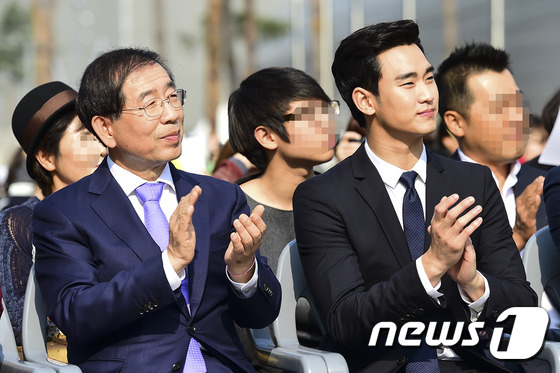 (서울=뉴스1스포츠) 김진환 기자 = 배우 김수현이 25일 오후 서울 동대문디자인플라자(DDP)에서 서울시 홍보대사 위촉식에서 박원순 서울시장(왼쪽)과 박수를 치고 있다.