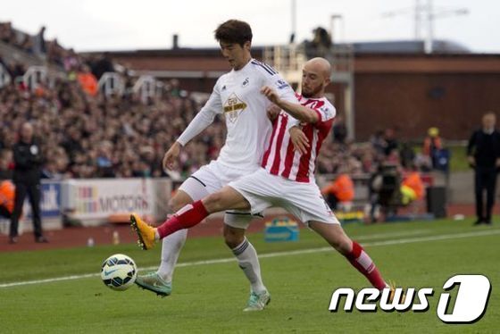 본문 이미지 - 기성용(왼쪽) 풀타임 활약 속에 스완지시티가 두달 여 만에 승리했다. ⓒ AFP=News1