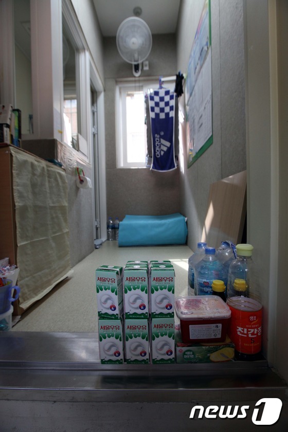 (서울=뉴스1) = 법무부가 24일 서울 남부교도소와 안양교도소를 언론에 공개했다. 서울시 구로구 천왕동 서울남부교도소 독방 전경. (사진공동취재단) 2014.10.26/뉴스1