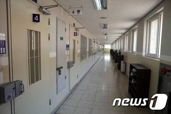 (서울=뉴스1) = 법무부가 24일 서울 남부교도소와 안양교도소를 언론에 공개했다. 서울시 구로구 천왕동 서울남부교도소 내부모습. (사진공동취재단) 2014.10.26/뉴스1