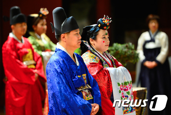 (서울=뉴스1) 송은석 기자 = 26일 오전 서울 송파구 롯데 민속박물관에서 다문화가정 부부들이 합동 전통 혼례를 올리고 있다. 2014.10.26/뉴스1