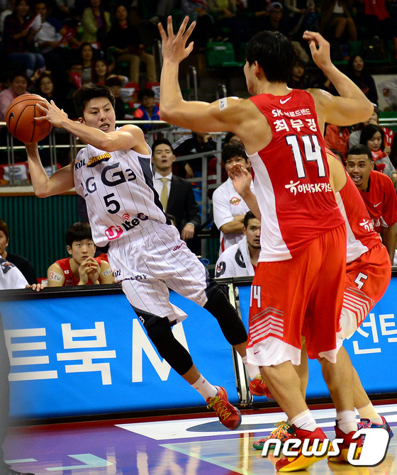 (서울=뉴스1) 박정호 기자 = 26일 오후 서울 잠실학생체육관에서 열린 2014-2015 KCC 프로농구 창원 LG 세이커스와 서울 SK 나이츠의 경기에서 김시래(창원)가 코트 …