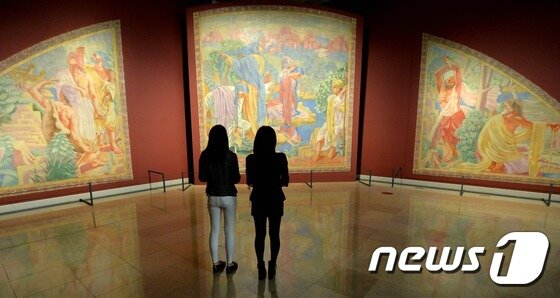 본문 이미지 - 구 조선총독부 건물의 중앙홀에 걸려 있던 일본의 근대 화가 와다 산조의 벽화. /뉴스1 ⓒ News1 손형주 기자
