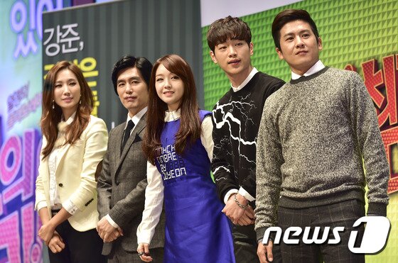본문 이미지 - 드라마 주역들이 27일 오후 서울 서초구 삼성사옥 다목적홀에서 열린 웹드라마 ‘최고의 미래’ 쇼케이스에서 매력을 발산하고 있다. 왼쪽부터 배우 이선진, 최성국, 걸스데이 민아, 배우 서강준, 가수 홍경민.   ‘최고의 미래’는 가수 지망생인 남자 주인공 ‘최고’(서강준 분)와 삼성의 신입사원인 여자 주인공 ‘미래’(민아)가 우연한 계기로 하우스 쉐어링을 하게 되면서 펼쳐지는 이야기다.  2014.10.27/뉴스1 ⓒ News1 김진환 기자