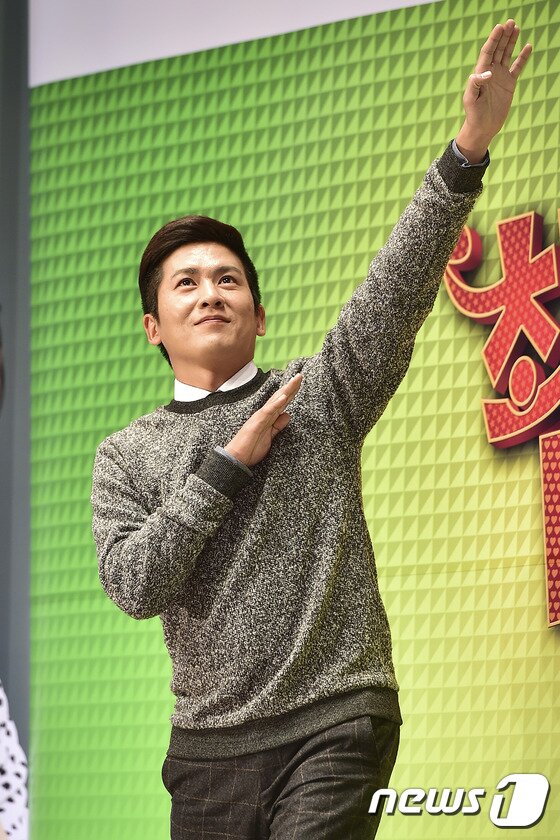 본문 이미지 - 가수 홍경민이 27일 오후 서울 서초구 삼성사옥 다목적홀에서 열린 웹드라마 ‘최고의 미래’ 쇼케이스에서 환하게 웃으며 익살스러운 포즈를 취하고 있다.  ‘최고의 미래’는 가수 지망생인 남자 주인공 ‘최고’(서강준 분)와 삼성의 신입사원인 여자 주인공 ‘미래’(민아)가 우연한 계기로 하우스 셰어링을 하게 되면서 펼쳐지는 이야기다.  2014.10.27/뉴스1 ⓒ News1 김진환 기자