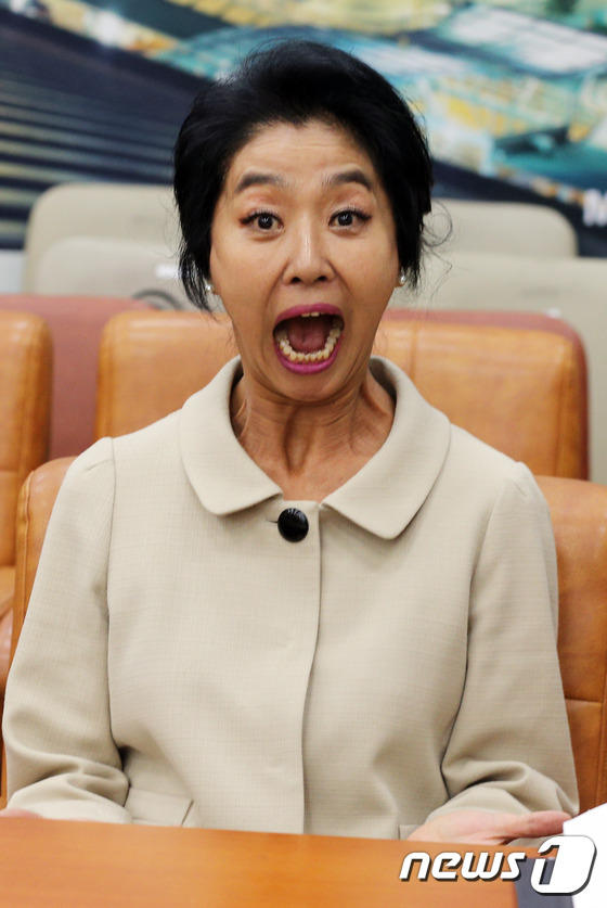 (서울=뉴스1) 허경 기자 = 서울시 성동구 옥수동 J아파트의 난방 비리를 폭로하며 '아파트 관리비' 문제를 사회적으로 부각시킨 영화배우 김부선 씨가 27일 서울 여의도 국회에서 …