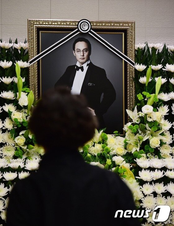 본문 이미지 - 서태지, 이은성 부부가 지난 28일 고 신해철의 빈소를 찾은 것으로 알려졌다. ⓒ News1 사진공동취재단