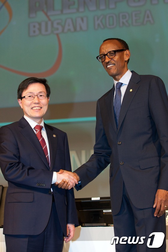 (부산=뉴스1) 조희연 기자 = 윤종록 미래창조과학부 제2차관이 28일 오전 부산광역시 해운대구 벡스코 제1전시장 A홀에서 열린 \'ITU 전권회의 본회의\' 에 참석한 폴 카가메 …