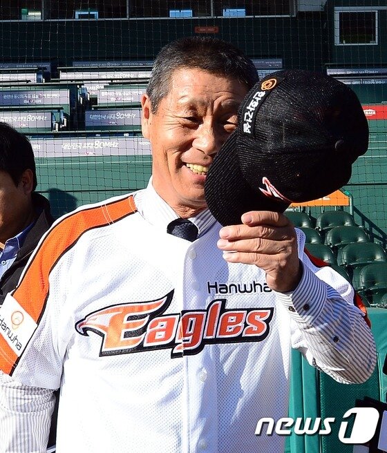 본문 이미지 - 제10대 한화의 사령탑 김성근이 구단으로부터 96억원의 선물을 받았다. 알토란같은 투수들을 어떻게 활용할 지 벌써부터 관심이 뜨겁다. ⓒ News1 DB