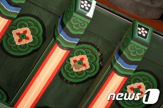 본문 이미지 - 2014년 당시 서울 숭례문의 단청이 벗겨진 모습. /0뉴스1 ⓒ News1