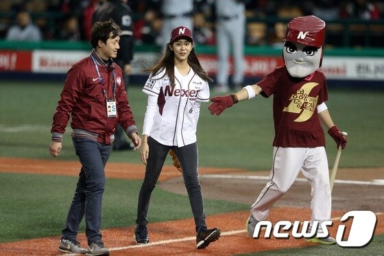 본문 이미지 - 애프터스쿨 유이가 28일 서울 목동야구장에서 열린 2014 한국야쿠르트 세븐 프로야구 플레이오프 2차전 넥센 히어로즈와 LG 트윈스의 경기에서 시구를 마친 후 인사하고 있다. 2014.10.28/뉴스1 ⓒ News1 한재호 기자