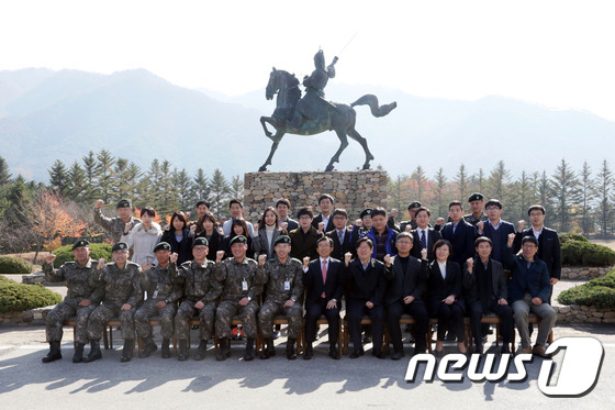 (서울=뉴스1) 조희연 기자 = 이승철 전국경제인연합회 상근부회장을 비롯한 임직원들이 29일 강원도 을지부대(12사단)를 방문해 문품과 위문금을 전달한 뒤 사병들과 함께 기념촬영 …