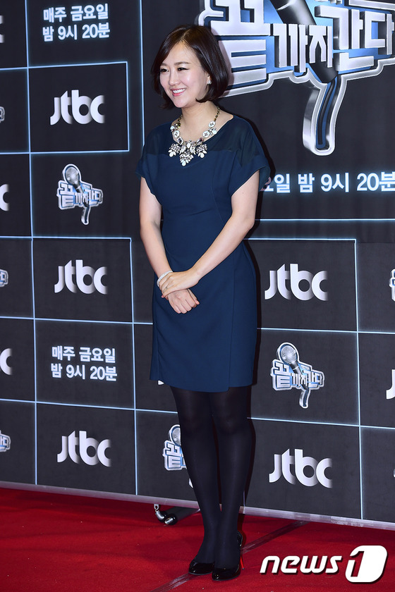 (서울=뉴스1스포츠) 김진환 기자 = 가수 장윤정이 29일 오후 서울 중구 호암아트홀에서 열린 JTBC ‘백인백곡 - 끝까지 간다’ 제작발표회에 참석해 환하게 웃고 있다. ‘백인백 …