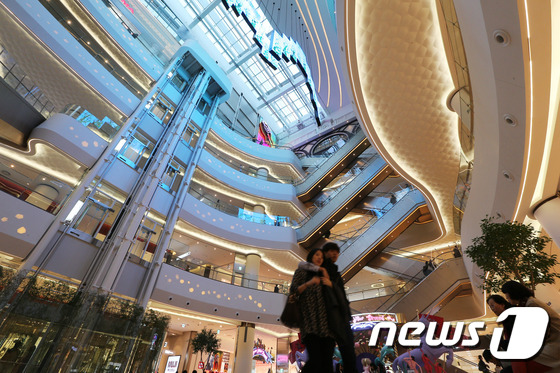 서울 송파구 롯데월드몰에서 고객들이 쇼핑을 하고 있다. © News1 허경 기자