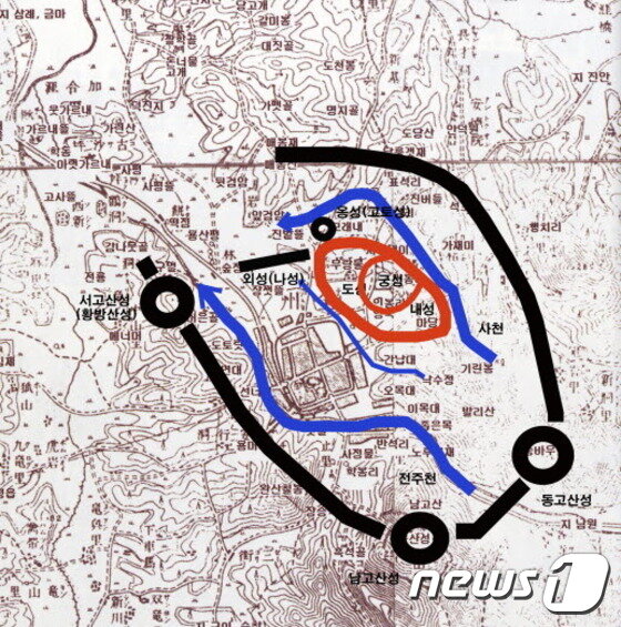 본문 이미지 - 국립전주박물관이 항공사진과 일제시대 지도 등을 통해 확인한 후백제의 성곽과 방어체계. 가운데 빨간색의 궁성 부분은 천사마을 일대이며, 그림 중앙이 전주부성이다. 전주부성 동남쪽에 한옥마을, 오목대, 이목대가 보인다./뉴스1 DB
