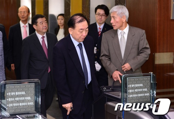 이경재 KB금융지주 이사회 의장(앞줄 왼쪽) 등 사외이사들 /뉴스1 © News1 박지혜 기자