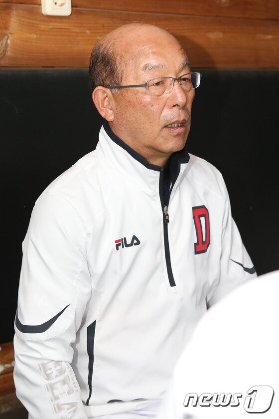 본문 이미지 - 송일수 두산 감독이 12일 잠실 LG전을 앞두고 전날 상대 감독에 벤치클리어링에 대한 아쉬움을 전했다. ⓒ News1스포츠 / 두산베어스 제공