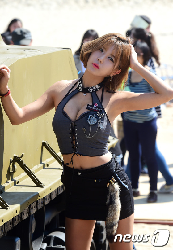 (부산=뉴스1스포츠) 권현진 기자 = 레이싱 모델 허윤미가 3일 오후 부산광역시 해운대구 중동 해운대 비프빌리지에서 열린 브래드 피트 주연의 영화 ‘퓨리’ 홍보 부스에서 포즈를 취 …