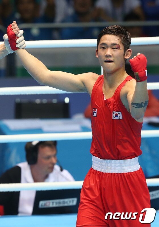 본문 이미지 - 함상명이 3일 오후 인천 선학체육관에서 열린 '2014 아시안게임' 남자 복싱 56kg급 결승전에서 중국의 장지아웨이를 이기고 환호하고 있다. 함 선수는 이날 경기에서 금메달을 획득했다. 벤텀급에서 금메달이 나온 것은 지난 2002년 부산 대회 때 김원일 이후 12년 만이다. 2014.10.3/뉴스1 ⓒ News1 송원영 기자