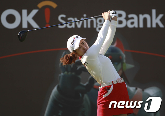 (여주=뉴스1) = 3일 경기 여주 솔모로골프장에서 열린 'OK저축은행 박세리 인비테이셔널' 1라운드 경기에서 남민지가 티샷을 날리고 있다. (KLPGA 제공) 2014.10.3/ …