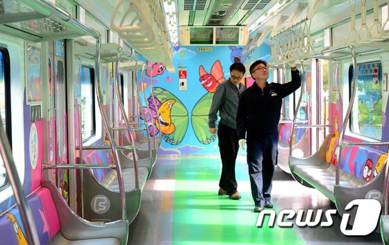 본문 이미지 - 30일 오전 서울 양천구 신정동 지하철 2호선 양천구청역 내 신정차량기지에서 서울메트로 관계자들이 국산 애니메이션 애벌레 캐릭터 '라바'로 전면 도배된 열차를 점검하고 있다. 뉴스1 ⓒ News1 박정호 기자