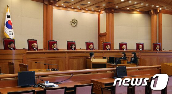 본문 이미지 - 헌법재판소 대심판정. 014.10.30/뉴스1 ⓒ News1 허경 기자
