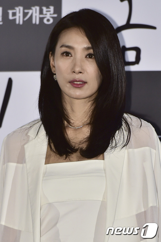 (서울=뉴스1스포츠) 김진환 기자 = 배우 김서형이 30일 오후 서울 CGV 왕십리에서 열린 영화 ‘봄’ (감독 조근현) 언론시사회에 참석해 매력을 발산하고 있다. ‘봄’은 삶의 …