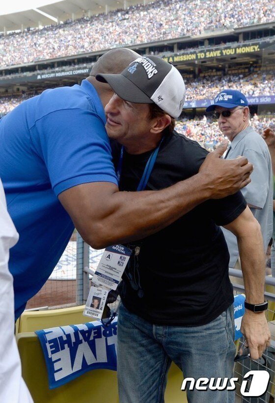 본문 이미지 - LA 다저스의 공동 구단주 피터 거버가 31일(한국시간) MLS 소속 로스앤젤레스 풋볼 클럽(LA FC)을 만든다는 소식이 전해졌다. ⓒAFP=News1