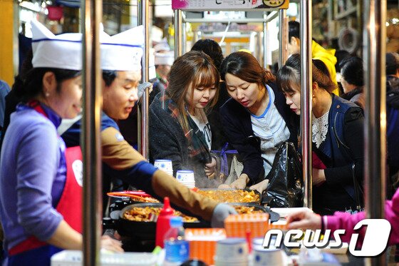 본문 이미지 - 전주남부시장 야시장 /뉴스1  DBⓒ News1 김대웅 기자