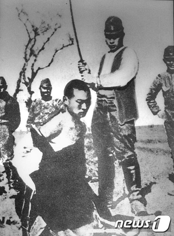 본문 이미지 - 1937년 12월에 일어난 난징대학살 당시 일본군 장교가 중국인 시민의 목을 베려 하고 있다. ⓒ AFP=뉴스1
