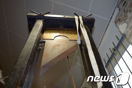 본문 이미지 - 단두대(기요틴)는 프랑스 혁명 당시인 1792년 최초로 등장한 후 1977년 없어질 때까지 약 180여년간 사용됐다. ⓒ AFP=뉴스1