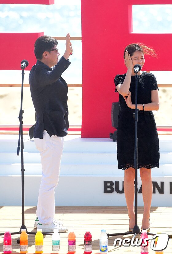 본문 이미지 - 배우 김의성이 4일 오후 부산 해운대 비프빌리지 야외무대에서 열린 제19회 부산국제영화제 영화 "자유의 언덕" 야외무대인사에 참석해 카세 료와의 촬영 에피소드를 공개했다. ⓒ News1 스포츠 / 부산=권현진 기자