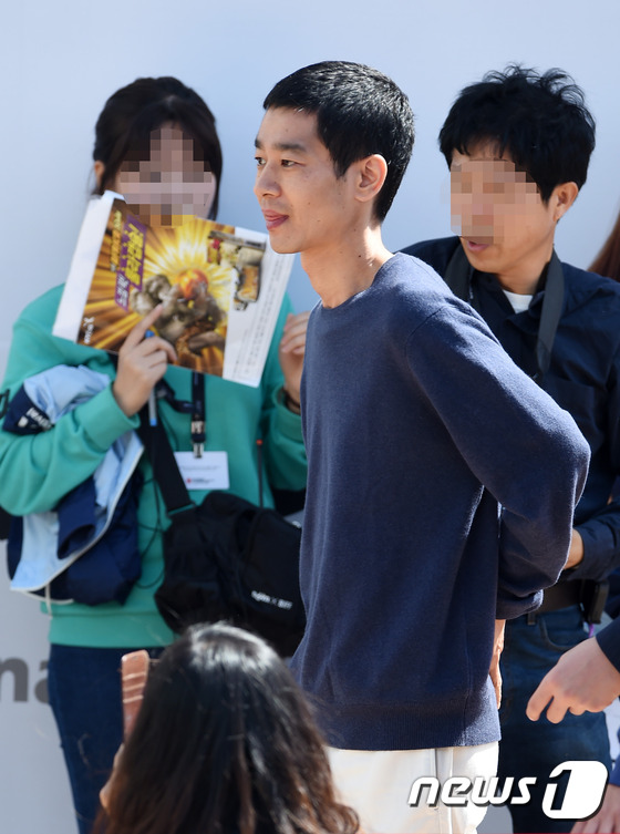 (부산=뉴스1스포츠) 권현진 기자 = 일본 배우 카세 료가 4일 오후 부산 해운대 비프빌리지 야외무대에서 열린 제19회 부산국제영화제 영화 '자유의 언덕' 야외무대인사에 참석하고 …