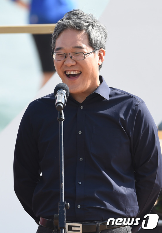 (부산=뉴스1스포츠) 권현진 기자 = 김상만 감독이 4일 오후 부산시 해운대구 비프빌리지에서 열린 영화 '더 테너 리리코 스핀토' 야외무대 행사에서 환하게 웃고 있다.